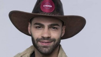 Ao ver briga de Lucas e Hariany, ex-peão Netto tem crise de riso