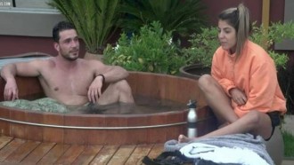 Lucas e Hariany conversam em clima de amizade