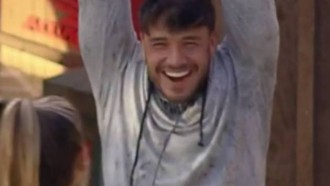 Lucas Viana ganha prêmio durante atividade especial