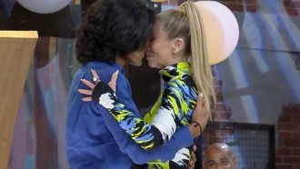 André Gonçalves reencontra Danielle Winits, se declara e beija ex-esposa na Final de A Fazenda 2023