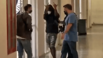 Polícia localiza Nego do Borel em motel no Rio; cantor faz gesto obsceno ao chegar a delegacia: 'Quis me isolar', disse