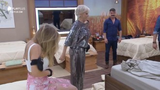 Andréa Nóbrega pula em antiga cama e cai duas vezes