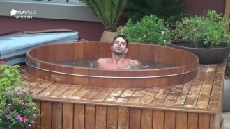 Após noite de festa, Diego acorda tarde para curtir piscina e ofurô