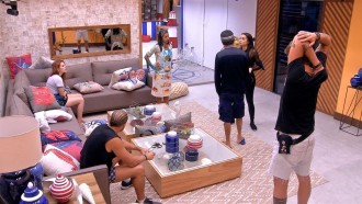 Ayrton abraça Breno e Kaysar e diz: 'Boa sorte para vocês'