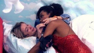 BBB20 - Marcela abandona a festa aos prantos: “eu não consigo, me perdoa”