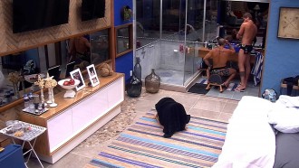 Breno corta o cabelo de Kaysar e pergunta: 'Por que você gosta de inventar moda?'