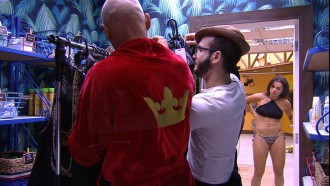 Brothers recebem figurino de festa na despensa