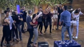 Casais se divertem em festa especial na mansão do Power Couple