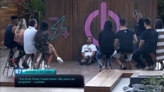 Casais se divertem em jogo de imitação