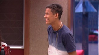 Danrley faz quadradinho e anima confinados!