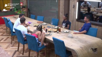 Depois da prova que definiu o 1º finalista, peões comem pizza