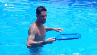 Diego Grossi aproveita dia de sol para limpar piscina da sede