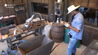 Diego Grossi cumpre tarefa de limpar o curral