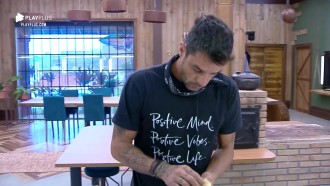 Diego Grossi toma café sozinho no último dia de 'A Fazenda'