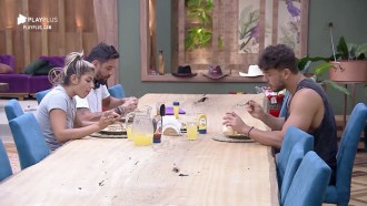 Diego, Lucas e Hari atacam pizza e comentam sobre 'Power Couple'