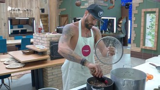 Diego prepara almoço de domingo: carne com macarrão
