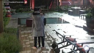 Eliminada, Tays quebra regra e volta para sede para se despedir de Biel