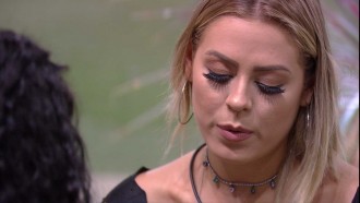 Em conversa com Elana, Isabella diz: 'Quero te conhecer melhor'