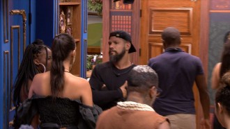 Alane chama Juninho para conversar após formação de Paredão e brothers discutem