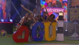 Aliados 'posam' para foto e Aline brinca: 'Viva os ordinários'