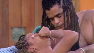 Aline chora no BBB 25 e é consolada por Diogo Almeida