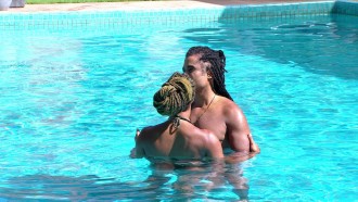 Aline e Diogo Almeida se abraçam na piscina do BBB 25 após noite juntos