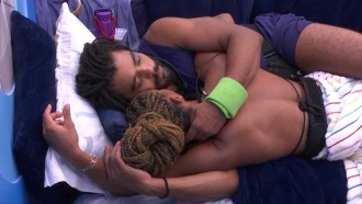 Aline e Diogo Almeida trocam carinhos em quarto do BBB 25