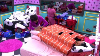 Aline massageia pés de Vilma, que está no Castigo do Monstro