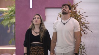 Amanda e Cara de Sapato rezam no jardim do BBB 23