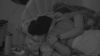 Após desentendimento, Sarah Aline pede desculpas para Marvvila