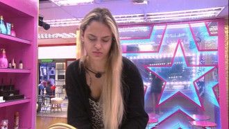 Após festa, Sarah acorda no BBB21