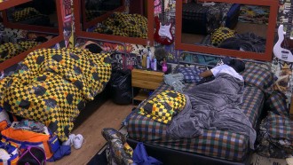 Após receberem comes e bebes, brothers voltam a dormir