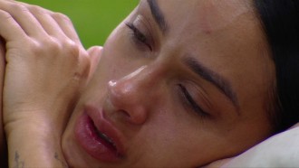 Após Renata ir para a Vitrine do Seu Fifi, Eva chora na chuva