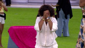 Após retorno do Paredão, Solange Couto se ajoelha e agradece