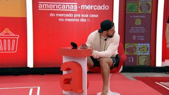Arthur faz as compras para o grupo VIP do BBB21