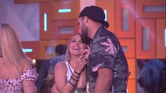 Arthur ganha carinho de Carla Diaz e abraça a sister no BBB21