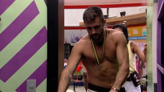 Arthur recebe comes e bebes no BBB21 e brothers comemoram