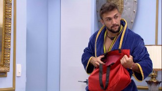 Arthur recebe comida para Almoço do Líder do BBB21 e comemora