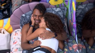 BBB 23: Fred Nicácio chora e é consolado por Domitila Barros