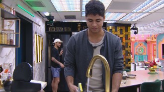 Botão da Desistência fica verde enquanto Guilherme lava louça