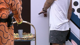 Brothers do BBB 22 recebem comes e bebes do pré-festa
