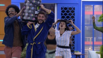 Brothers do BBB21 recebem cooler e comemoram
