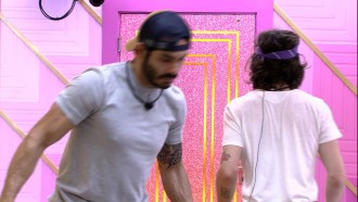 Brothers recebem as compras da VIP feitas no mercado do BBB21