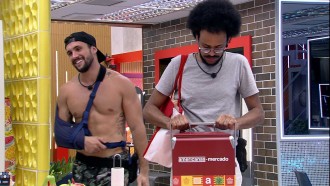 Brothers recebem as compras da Xepa feitas no BBB21