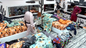 Brothers recebem roupas na despensa do BBB21