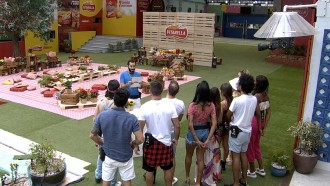 Brothers são surpreendidos com piquenique no gramado do BBB21