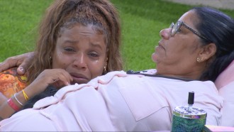 No BBB 25, Camilla chora e é consolada por Delma