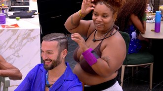 Camilla faz trança nagô em Diego Hypolito no BBB 25