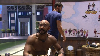 Cara de Sapato dá bronca em brother por causa de louça suja