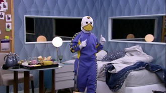 Carla Diaz deixa o Quarto Secreto do BBB21 vestida de dummy